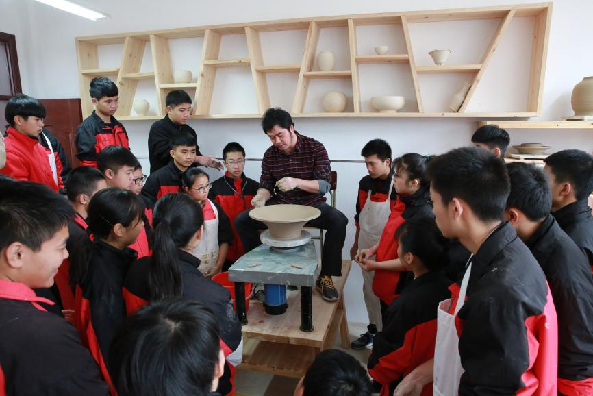 图:龙泉市中等职业学校聘请青瓷大师来校授课
