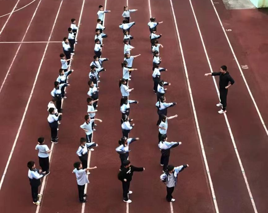 图:龙泉市实验小学托管学生在体能训练